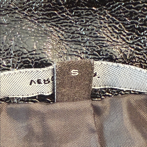 Vero Moda faux leather mini skirt Shiny Black Textured brown lining back zip SM - Picture 5 of 9